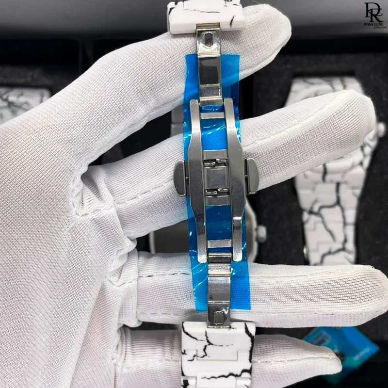 SEO Keywords: AURA Watch Grey Aura, Fiber Body Watch, Affordable Stylish Watch, Men’s Watch with Butterfly Lock, Trendy Wristwatch 2025
